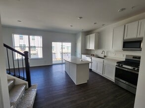 1033 Atterberg Rd in South Elgin, IL - Building Photo - Building Photo