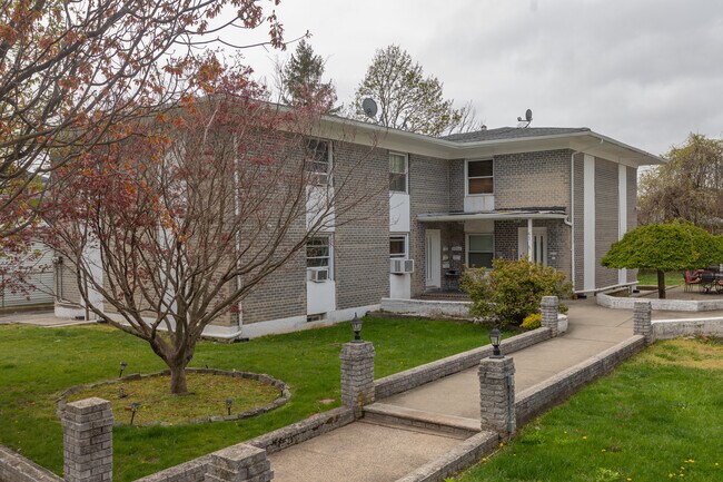 63 Titus Ave in Staten Island, NY - Foto de edificio - Building Photo