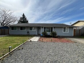 5326 Green Hills Ave NE in Tacoma, WA - Building Photo - Building Photo