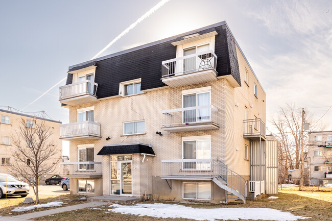 400 Robin Boul in Laval, QC - Building Photo - Building Photo