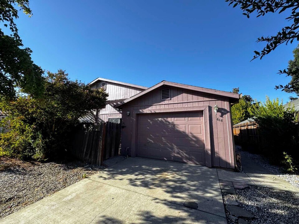 615 Oriole Ave in Davis, CA - Foto de edificio