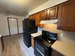 715 N Robin Way in Mustang, OK - Building Photo - Building Photo