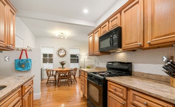 8 Oakland St, Unit 1 in Cambridge, MA - Foto de edificio - Building Photo