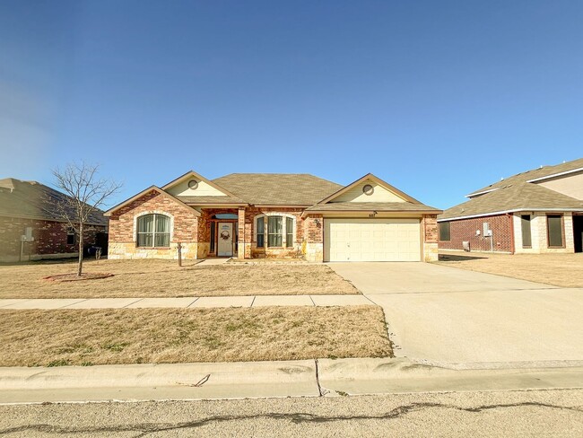 607 Cody James Dr in Killeen, TX - Foto de edificio - Building Photo