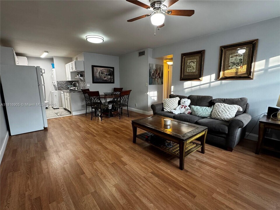 10052 Twin Lakes Dr in Coral Springs, FL - Building Photo