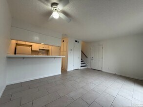 223 Sprucewood Ln in San Antonio, TX - Building Photo - Building Photo