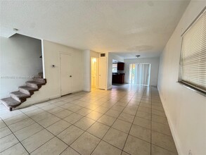 5329 NW 27th St in Lauderhill, FL - Foto de edificio - Building Photo