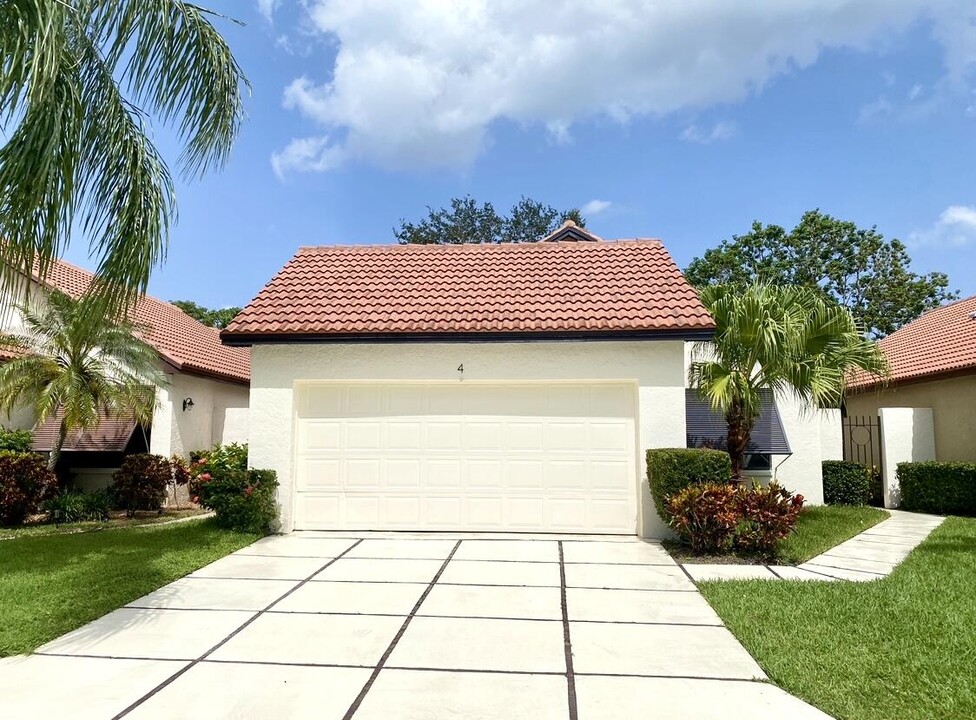 4 Ironwood Way N in Palm Beach Gardens, FL - Building Photo