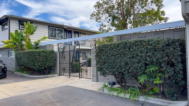 Foothill Manor in La Mesa, CA - Building Photo - Interior Photo