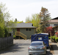 35th Place Apartments in Portland, OR - Building Photo - Building Photo