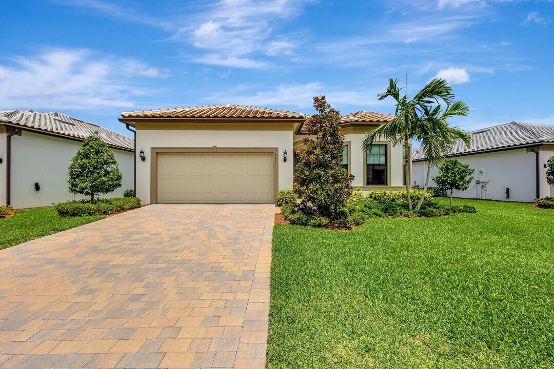 357 SE Filoli Dr in Port St. Lucie, FL - Building Photo