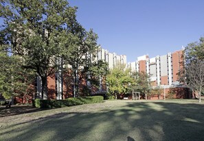 Serenity at Highland in Memphis, TN - Building Photo