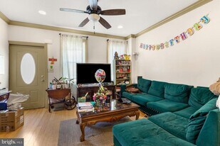 139 Davis St in Philadelphia, PA - Building Photo