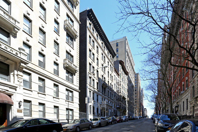 311 W 97th St in New York, NY - Building Photo - Building Photo