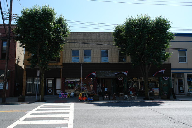 122-126 Main St in Hackettstown, NJ - Building Photo - Building Photo