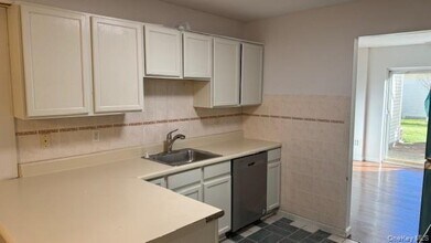 41 Wood Lake Dr in Middletown, NY - Building Photo - Building Photo