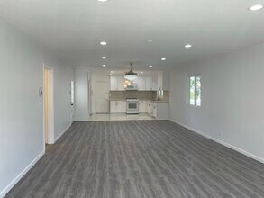 22602 Victory Blvd in Woodland Hills, CA - Foto de edificio - Building Photo