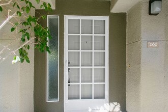 430 Lake St in Huntington Beach, CA - Building Photo - Building Photo