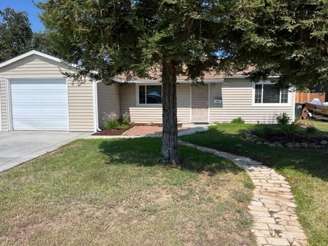 1120 Amberwood Rd in Sacramento, CA - Building Photo - Building Photo