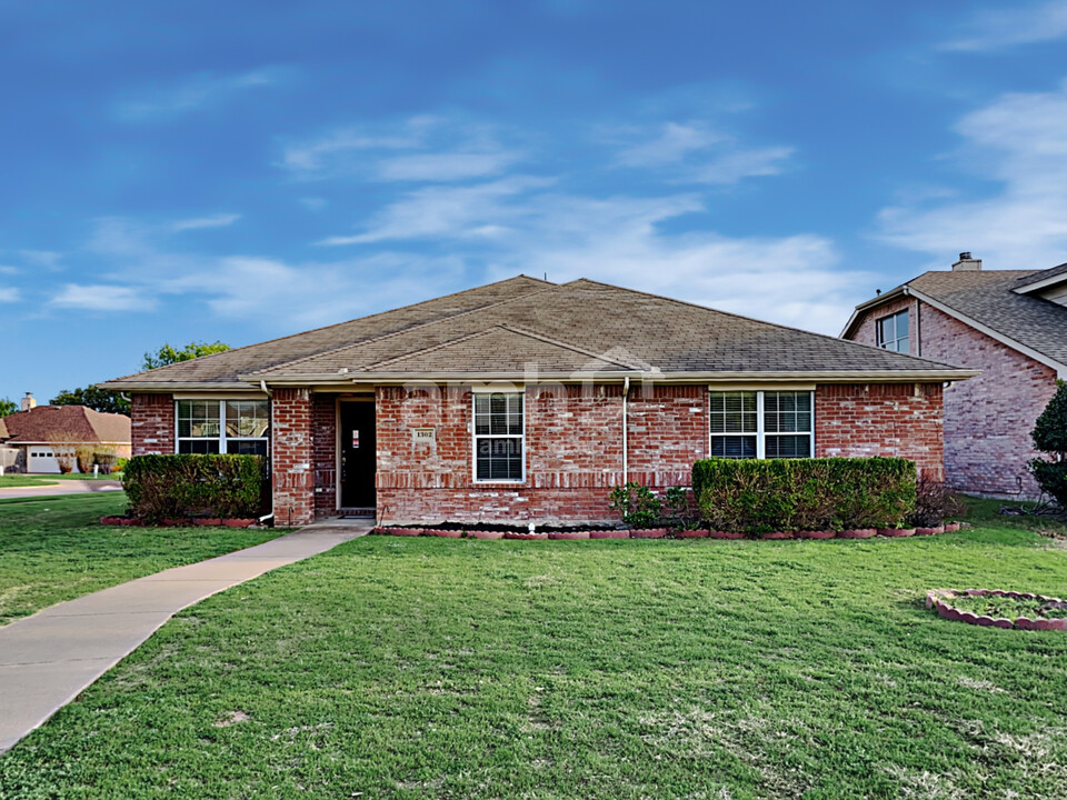 1302 Long Branch Dr in Lancaster, TX - Building Photo