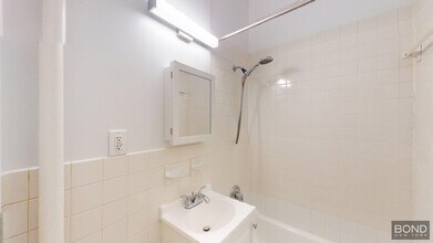 318 E 89th St in New York, NY - Building Photo - Building Photo