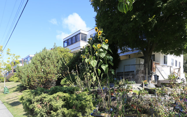 The Dorchester in White Rock, BC - Building Photo - Building Photo