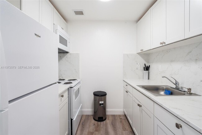 1051 NE 163rd St in North Miami Beach, FL - Building Photo - Building Photo