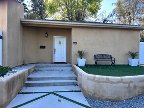 5371 Topeka Dr in Tarzana, CA - Foto de edificio - Building Photo