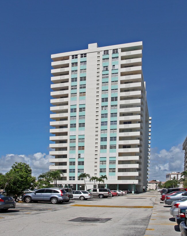 Plaza Towers North in Hallandale Beach, FL - Building Photo - Building Photo