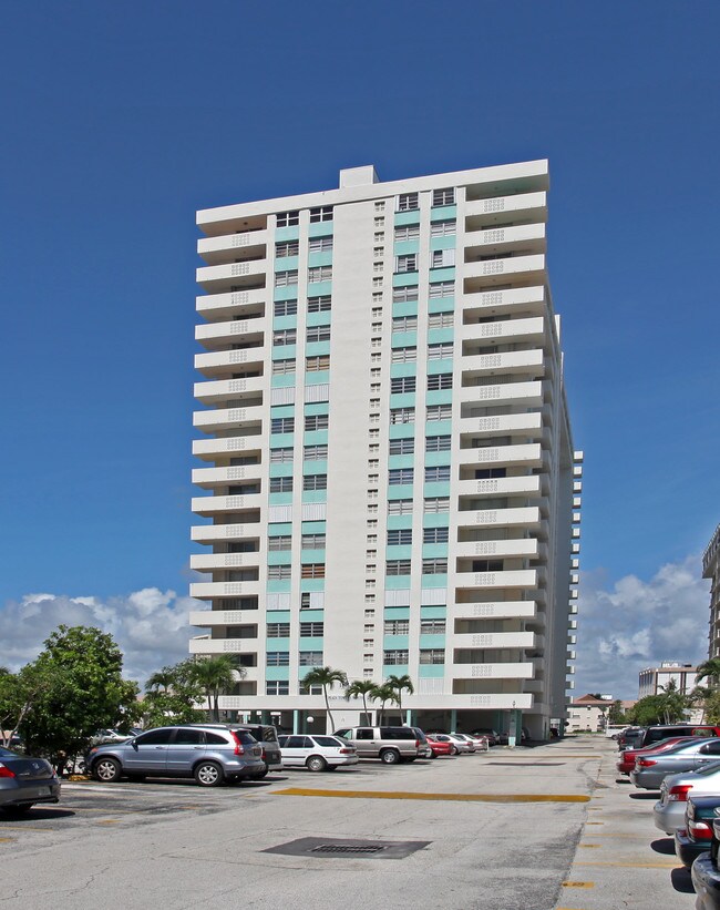 Plaza Towers North in Hallandale Beach, FL - Foto de edificio - Building Photo