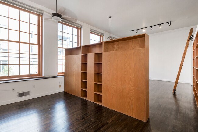 2043 Random Rd in Cleveland, OH - Foto de edificio - Building Photo