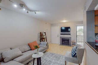 5916 Gaston Ave, Unit 304 in Dallas, TX - Building Photo - Building Photo