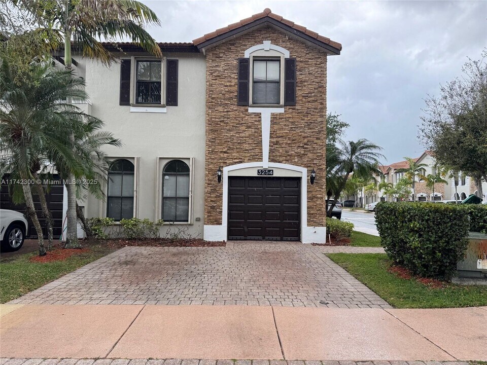 3254 NW 103rd Ct in Doral, FL - Building Photo