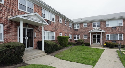 Fairfield Courtyard South at Bay Shore in Bay Shore, NY - Building Photo - Building Photo