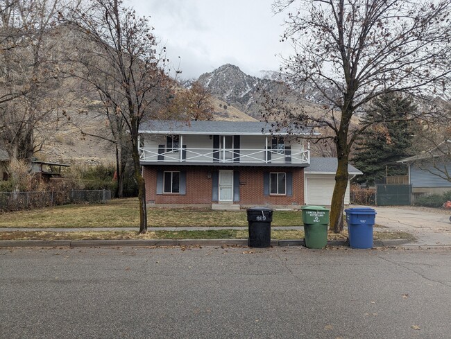 property at 880 Medoland Dr