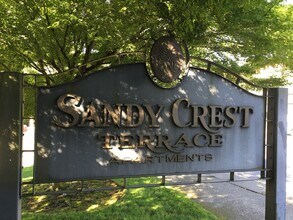 5460 NE Sandycrest Terrace in Portland, OR - Building Photo - Building Photo