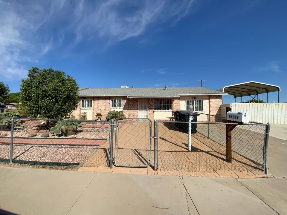 10309 Rio Puerco Trail SW in Albuquerque, NM - Building Photo