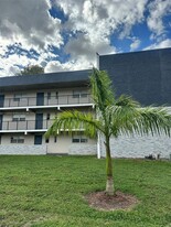 8000 Fairview Dr in Tamarac, FL - Building Photo