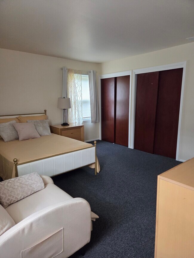 213 E 9th Ave, Unit 3 bedroom apartment in Roselle, NJ - Foto de edificio - Building Photo