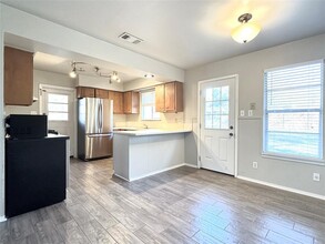 1402 Camelot Cir in Austin, TX - Building Photo - Building Photo