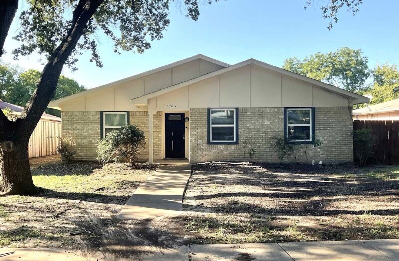 2709 Clover Valley Dr in Garland, TX - Building Photo