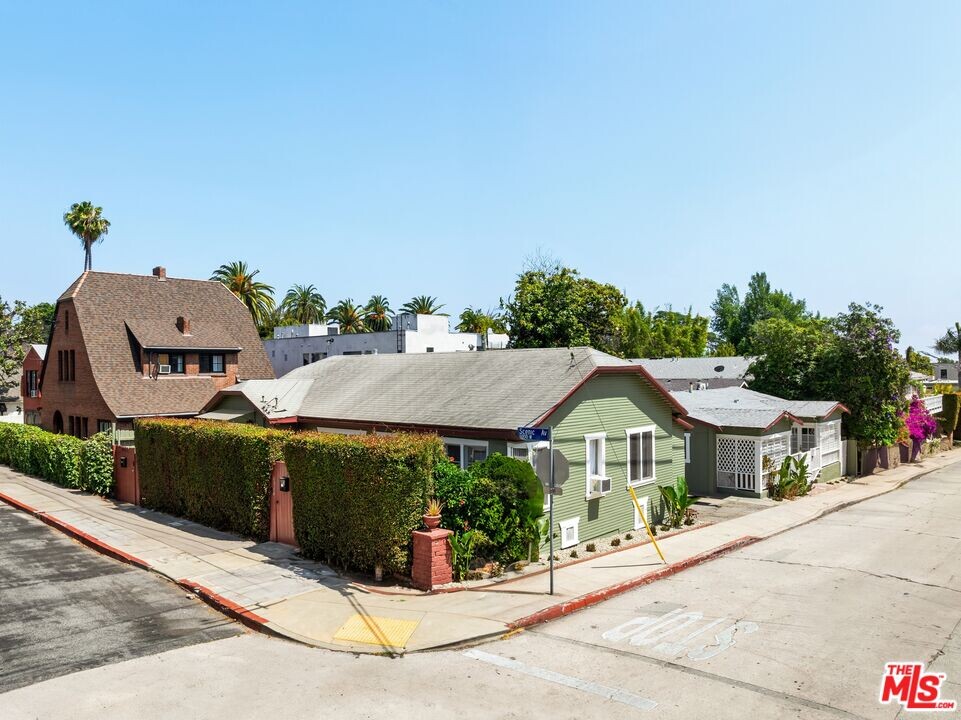 2140 N Gower St in Los Angeles, CA - Building Photo