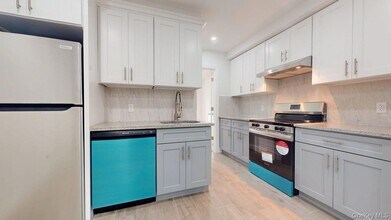 72-17 66th Pl in Queens, NY - Foto de edificio - Building Photo