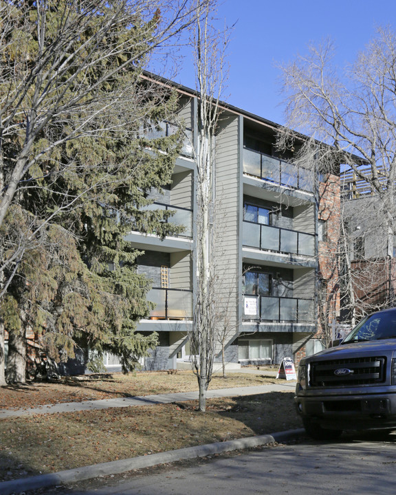 720 1st Ave NW in Calgary, AB - Building Photo