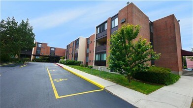 401 Bellevue Ave-Unit -203 in Newport, RI - Foto de edificio - Building Photo