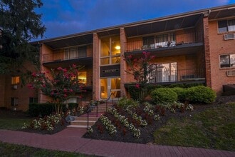 Falls Village in Philadelphia, PA - Foto de edificio - Building Photo