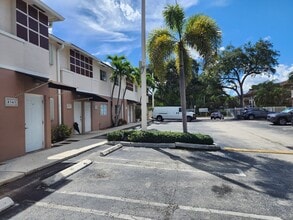 8561 SW 109th Ave in Miami, FL - Foto de edificio - Building Photo