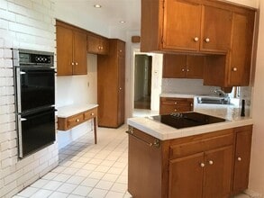 23439 Clarendon St in Los Angeles, CA - Building Photo - Building Photo