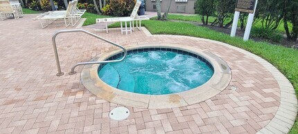 940 Village Trail in Port Orange, FL - Foto de edificio - Building Photo