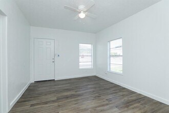 119 W Main St in Baytown, TX - Building Photo - Building Photo